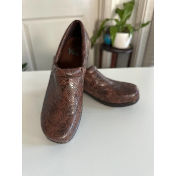 yuu bethanee clogs